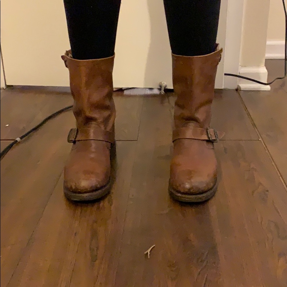 Short brown boot with buckle